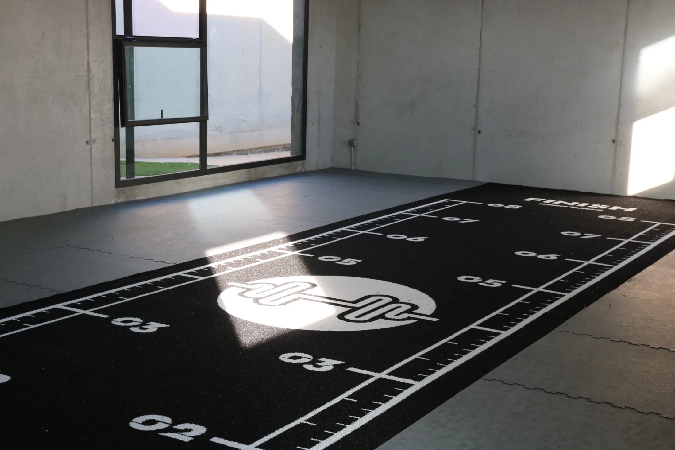Pista Heroturfs recibida y extendida en un gimnasio