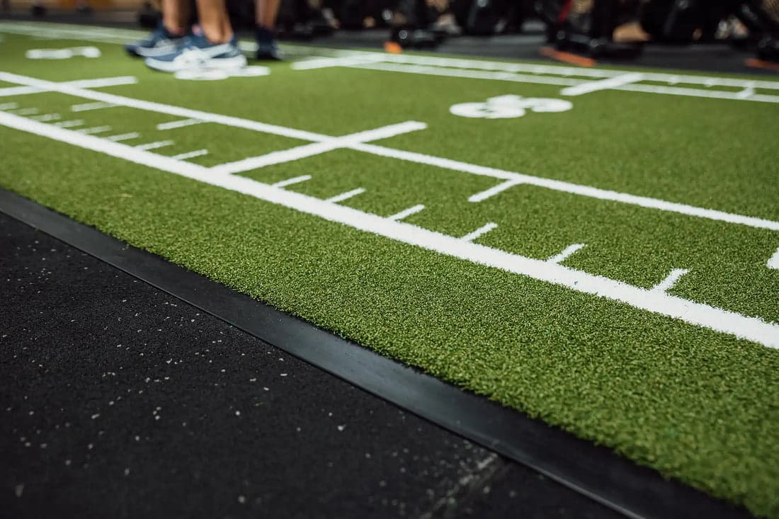Aspirar el suelo del gimnasio antes de instalar el césped
